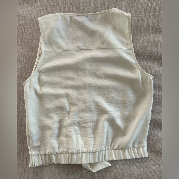 IZ Byer Cream Sleeveless Button Down Tie Front Top. Size Medium - Picture 9 of 10